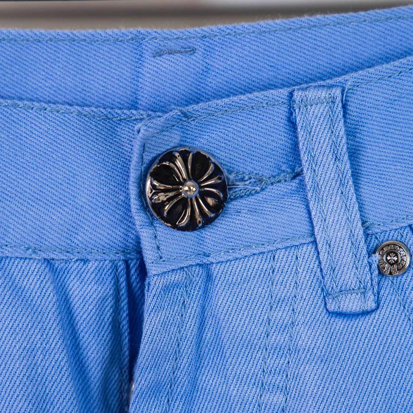 P270 CHROME HEARTS 25ss dopamine light blue cross patch leather washed jeans - Full of exploring the ultimate in fashion, Chrome Hearts' new Chrome Hearts pants not only present a unique style, the fresh ice blue color looks particularly youthful and energetic. The mid-high waist design is paired with a lazy and casual style, which not only shows long legs but also maintains a casual feel. It is a must-have fashion choice for trendy men and trendy women. Style number: 1752# Color: Dopamine light blue Size: 28 30 32 34